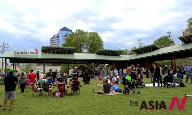 카운터컬처커피 창립 20주년 행사가 열리는 공원에 모인 사람들
