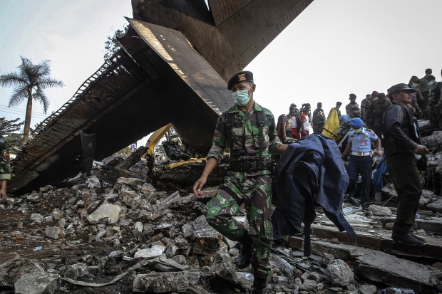 Security members work at the crash site of an Indonesian military plane Hercules C-130 in the capital of North Sumatra province Medan, Indonesia, on June 30, 2015. (Xinhua)