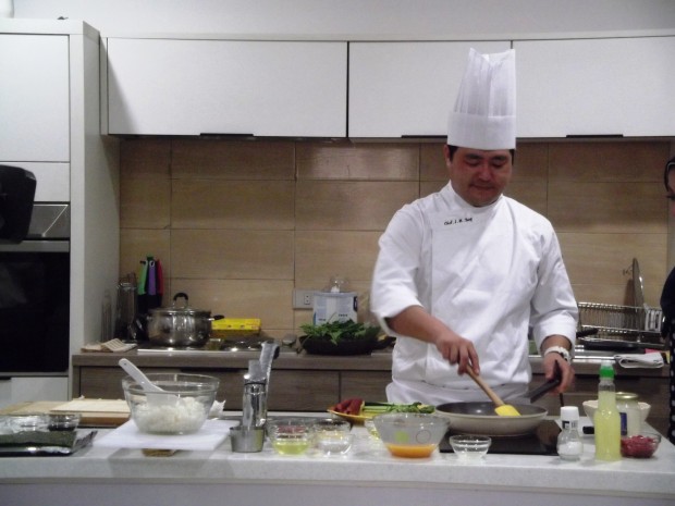 chef yang cooking kim bap