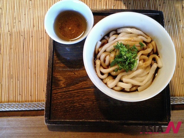 Udon served with a side sauce (Wikipedia).