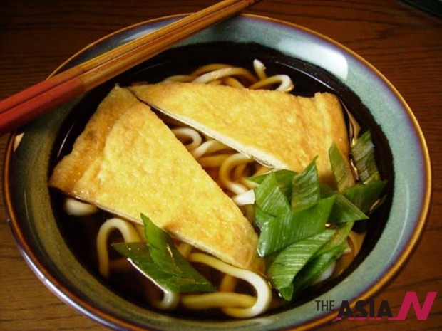 Kitsune udon, one of the udon's Japanese variations. 
