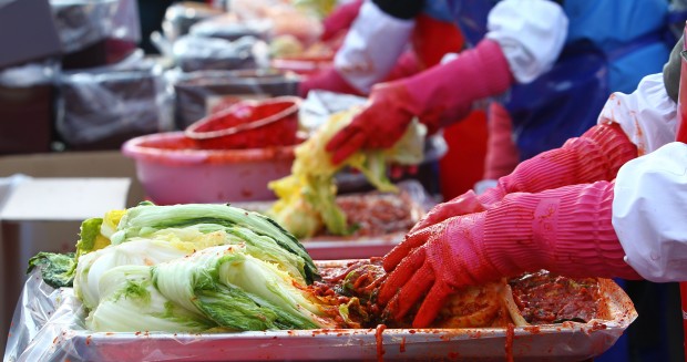 Participants make kimchi, a traditional South Korean pickled vegetables during kimchi festival held at Seoul City Hall Plaza in Seoul, South Korea, on Nov. 14, 2014. In preparation for the winter season, more than 2,000 people made tons of kimchi to donate to needy people on Friday in Seoul. (xinhua/Yao Qilin) 