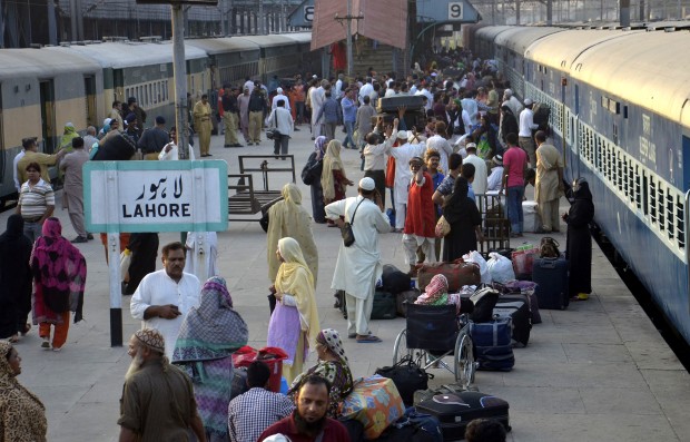 Passengers stand by an India-bound passenger train at Lahore railway station in eastern Pakistan's Lahore on Oct. 8, 2015. Indian authorities on Thursday denied entry of the Samjhauta Express train at the Wagah border and turned it back over security concerns in light of an ongoing protest by farmers in Indian Punjab. (Xinhua/Sajjad)