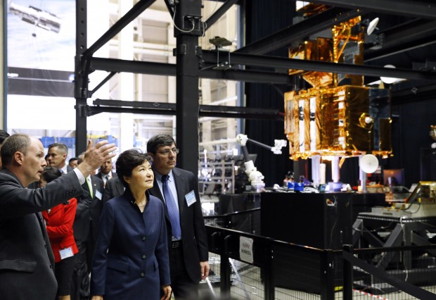South Korean President Park Geun-hye, second from left, tours NASA's Satellite Servicing Capabilities Office at Goddard Space Flight Center alongside deputy project manager Benjamin Reed, left, and Goddard director Christopher Scolese, right, Wednesday, Oct. 14, 2015, in Greenbelt, Md. (AP Photo/Patrick Semansky) 