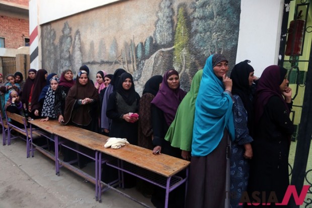 Egyptian voters wait to vote at a polling station in the village of Ayat, Giza province, Egypt, on Oct. 18, 2015. The first day of the first phase of Egypt's long-awaited parliamentary elections covering country's 14 provinces out of 27 saw a tight security and a relatively low turnout. (Xinhua/Ahmed Gomaa) 