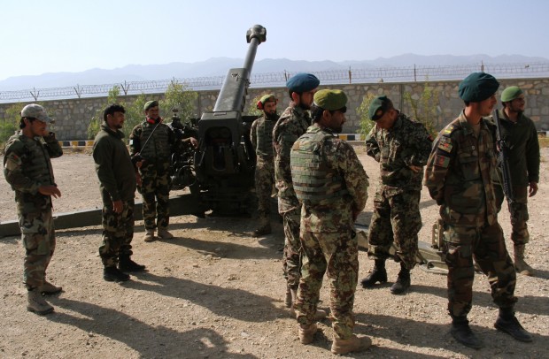 Soldiers stand close to an artillery as Afghan forces launched military operation against the Islamic State (ISIS) in Achin district of eastern Nangarhar province, Afghanistan (Xinhua/Safi) 