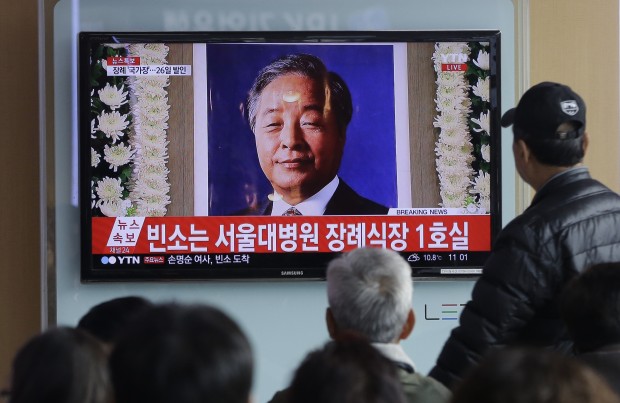 People watch TV news program showing a portrait of the late former South Korean President Kim Young-sam at Seoul Railway Station in Seoul, South Korea, Sunday, Nov. 22, 2015. Kim, who formally ended decades of military rule in South Korea and accepted a massive international bailout during the 1997-1998 Asian financial crisis, died Sunday. He was 87. The letters at a screen read '" Memorial altar for Kim is Seoul National University". (AP Photo/Ahn Young-joon) 