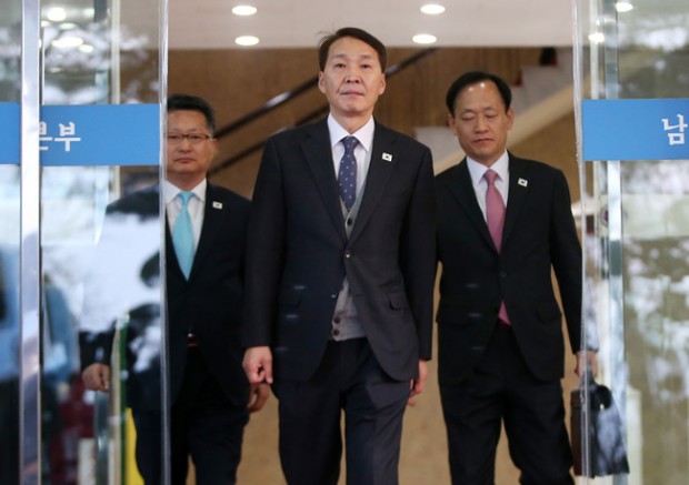 Kim Ki-woong, center, South Korea's chief negotiator for Thursday's working-level meeeting between South Korea and North Korea, is leaving Office of Inter-Korean Dialogue in Samcheong-dong, Seoul, Thursday morning. (Yonhap)