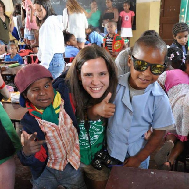 One of Worldpackers' members with her students in Cape Town (facebook page)