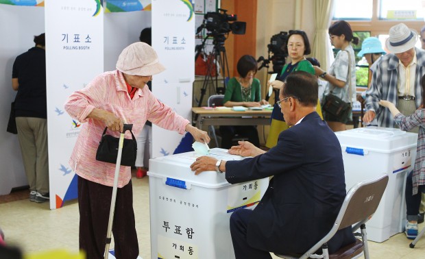 (140604) -- SEOUL, June 4, 2014 (Xinhua) -- A woman casts a ballot for local elections at a polling station in Seoul, South Korea, June 4, 2014. South Koreans will elect a total of 3,952 officials, including 17 mayors, provincial governors and superintendents and 226 heads of low-level administrative units as well as some 3,700 local council members. The voting started from 6 a.m. at 13,665 polling stations nationwide, continuing through 6 p.m., according to the National Election Commission (NEC).  (Xinhua/Yao Qilin)(ctt)