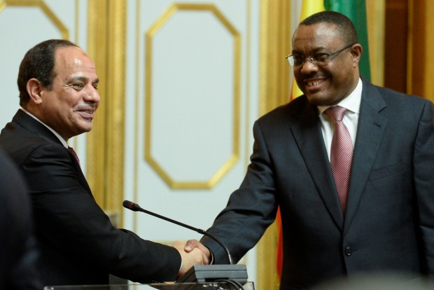 Egyptian President Fattah al-Sisi (L) shakes hands with Ethiopian Prime Minister Hilemariam Desalegn during a press conference after their meeting on issues of security in Africa ,bilateral relations and Grand Ethiopian Renaissance Dam (GERD), which Ethiopia is building over the Nile River, in Addis Ababa, Ethiopia, on March 24, 2015. (Xinhua/Michael Tewelde)(zhf)