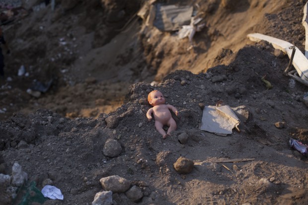  A doll is seen in the place where a landslide occurred in the village of El Cambray II, near the town of Santa Catarina Pinula, 15 km south of Guatemala City, on Oct. 3, 2015. The death toll from a landslide that hit a Guatemalan village on Thursday evening has risen to 48, while 350 people were missing, Guatemala's National Disaster Mitigation Coordination said on Saturday. (Xinhua/Luis Echeverria) (da) (fnc)