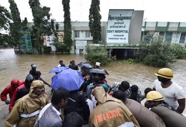 Rescuers evacuate people to safe places in Chennai, India, Dec. 1, 2015. Many parts of Chennai and its suburbs were flooded after two days of heavy rainfall. (Xinhua) 