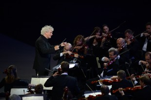 A performance of London Symphony Orchestra during the opening ceremony of the London 2012 Olympic Games at the Olympic Stadium in London, Britain. The 30th summer Olympic Games opened here Friday. (Xinhua/Yang Lei) (zgp)