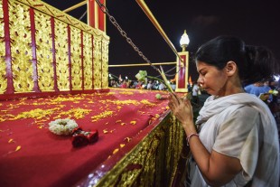 (150304) -- BANGKOK, March 4, 2015 (Xinhua) -- A woman prays in front of a Buddhist relic during a ceremony marking the Makha Bucha festival at the Sanam Luang plaza in Bangkok, Thailand, on March 4, 2015. The Makha Bucha festival is celebrated by Buddhists in Thailand on the 15th day of the third month in the Thai lunar calendar. (Xinhua/Li Mangmang)(zhf)