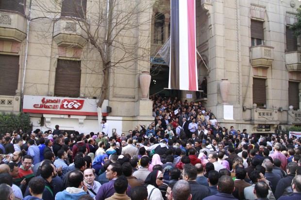 Thousands of Egyptian doctors attend a rally against police impunity after two doctors were allegedly beaten by policemen in a hospital late last month in Cairo, Egypt on Feb. 12, 2016. (Xinhua/Mahmoud Bakkar)