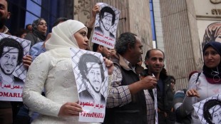 Omniya Magdy, the wife of the jailed journalist Omar Abdel Maksoud donned her white wedding dress she never got to wear and joined the three-day sit-in at Egypt’s press syndicate, expressing her solidarity with jailed husband. (Press Syndicate Facebook)