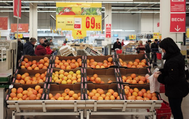 MOSCOW, Nov. 29, 2015 (Xinhua) -- A woman selects Turkish grapefruit in a supermarket in Moscow, Russia, on Nov. 29, 2015. The Russian government on Thursday tightened control over imports of farm products from Turkey as ties between the two countries plummeted after the downing of a Russian warplane. (Xinhua/Dai Tianfang)
