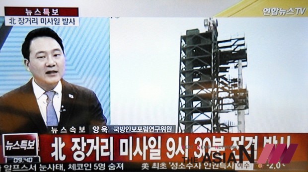 A video grab taken on Feb. 7, 2016 from South Korean TV shows the news report on the launch of a long-range rocket by the Democratic People’s Republic of Korea (DPRK), in Seoul, South Korea. The DPRK on Sunday launched a long-range rocket as planned, Yonhap news agency reported citing South Korea’s defense authorities. (Photo : Xinhua)