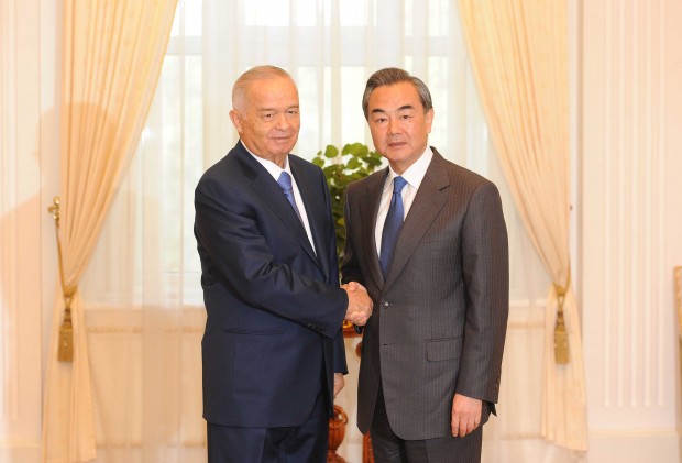 (160523) -- TASHKENT, May 23, 2016 (Xinhua) -- President of Uzbekistan Islam Karimov (L) meets with Chinese Foreign Minister Wang Yi in Tashkent, capital of Uzbekistan on May 23, 2016. China is willing to work with Uzbekistan to boost their strategic partnership and open up new prospects for mutually beneficial cooperation, visiting Chinese Foreign Minister Wang Yi said here Monday. (Xinhua/Sadat)