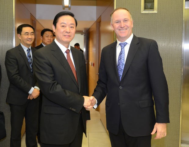 (160526) -- WELLINGTON, May 26, 2016 (Xinhua) -- Liu Qibao (L, front), head of the Publicity Department of the Communist Party of China (CPC) Central Committee, meets with New Zealand Prime Minister John Key (R, front) in Wellington, New Zealand, May 24, 2016. Liu is here on a three-day official visit to New Zealand starting on May 24.  (Xinhua/Qin Qing)