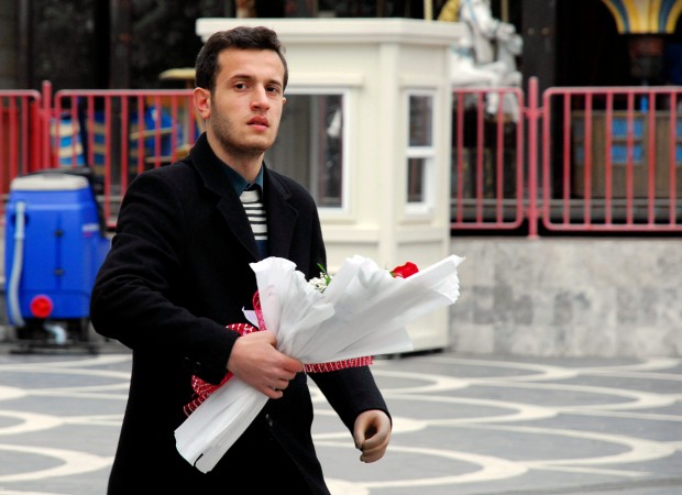 (Xinhua) -- A man holds a bouquet of flowers in Azerbaijan's capital Baku (Xinhua/Tofik Babayev)(hy)