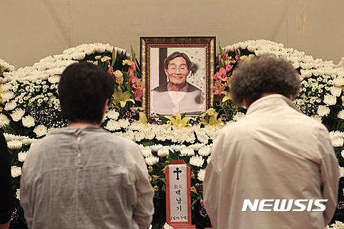 Police raid hospital to investigate death of activist hit by water cannon