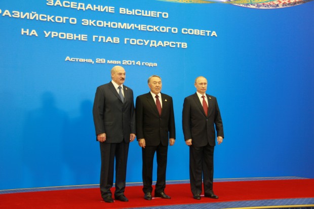 (140529) -- ASTANA, May 29, 2014 (Xinhua) -- Belarusian President Alexander Lukashenko, Kazakh President Nursultan Nazarbayev and Russian President Vladimir Putin (L to R) pose for photos in Astana, Kazakhstan, May 29, 2014. The heads of state from Belarus, Kazakhstan and Russia signed a treaty here Thursday to launch a European Union-style bloc to facilitate the free flow of people, capital and goods within the three countries. (Xinhua/Lu Jingli) (srb)