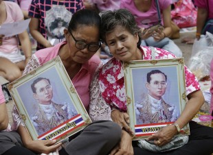 Thais cry as they pray for Thailand's King Bhumibol Adulyadej at Siriraj Hospital where the king is being treated in  Bangkok, Thailand, Thursday, Oct. 13, 2016. The royal palace said in a statement late Wednesday that the 88-year-old king's blood pressure had dropped, his liver and kidneys were not working properly and he remained on a ventilator. (AP Photo/Sakchai Lalit)