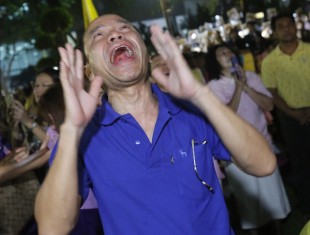 Thai people cry after Royal Palace's announcement outside Siriraj Hospital where King Bhumibol Adulyadej was being treated, in Bangkok, Thailand, Thursday, Oct. 13, 2016. Thailand's Royal Palace said on Thursday King Bhumibol, the world's longest-reigning monarch, has died at age 88. (AP Photo/Sakchai Lalit)