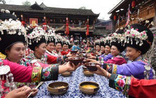 TONGREN, Oct. 16, 2016 (Xinhua) -- People of Miao ethnic group in traditional costumes attend a wedding ceremony during a cultural tourism festival in Zhengda Town of Songtao Miao Autonomous County, southwest China's Guizhou Province, Oct. 16, 2016.  Local people held various folk activities on the festival Sunday.   (Xinhua/Long Yuanbin) (wx)