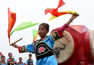 TONGREN, Oct. 16, 2016 (Xinhua) -- A girl of Miao ethnic group in traditional costume performs drum during a cultural tourism festival in Zhengda Town of Songtao Miao Autonomous County, southwest China's Guizhou Province, Oct. 16, 2016.  Local people held various folk activities on the festival Sunday.   (Xinhua/Long Yuanbin) (wx)