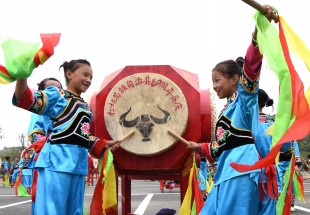TONGREN, Oct. 16, 2016 (Xinhua) -- Girls of Miao ethnic group in traditional costumes perform drum during a cultural tourism festival in Zhengda Town of Songtao Miao Autonomous County, southwest China's Guizhou Province, Oct. 16, 2016.  Local people held various folk activities on the festival Sunday.   (Xinhua/Long Yuanbin) (wx)