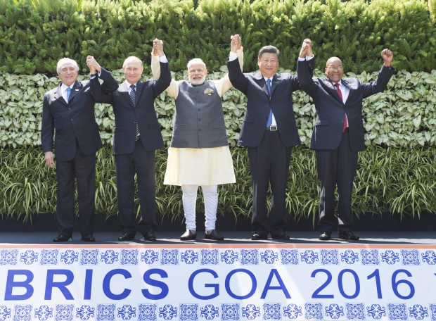 GOA, Oct. 16, 2016 (Xinhua) -- Chinese President Xi Jinping, Indian Prime Minister Narendra Modi, South African President Jacob Zuma, Brazilian President Michel Temer, and Russian President Vladimir Putin pose for group photos at the eighth BRICS (Brazil, Russia, India, China and South Africa) summit in the western Indian state of Goa, Oct. 16, 2016.   (Xinhua/Xie Huanchi) (zhs)