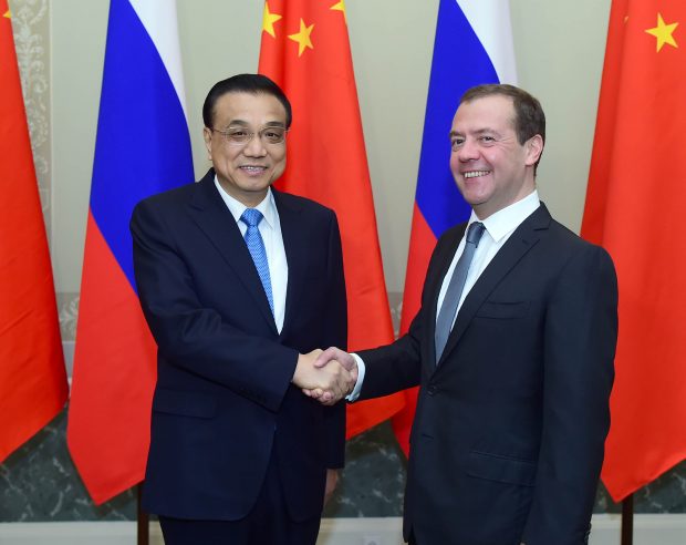 ST. PETERSBURG, Nov. 7, 2016 (Xinhua) -- Chinese Premier Li Keqiang (L) shakes hands with his Russian counterpart Dmitry Medvedev at the 21st China-Russia Prime Ministers' Regular Meeting in St. Petersburg, Russia, Nov. 7, 2016. (Xinhua/Zhang Duo) (zhs)