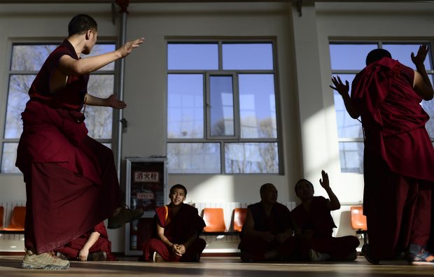 Nov. 17, 2016 (Xinhua) -- Monks attend a sutra debate at Qinghai Tibetan Buddhism College in Guide County, northwest China's Qinghai Province, Nov. 16, 2016. The first batch of 120 monks have started their four-year full-time study at the newly-opened Tibetan Buddhism college recently. (Xinhua/Zhang Hongxiang)(mcg)