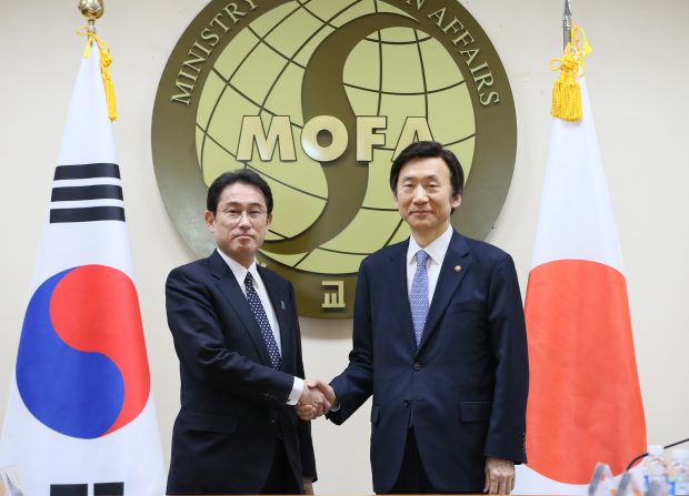 SEOUL, Dec. 28, 2015 (Xinhua) -- South Korean Foreign Minister Yun Byung-se (R) and his Japanese counterpart Fumio Kishida shake hands prior to their meeting in Seoul Dec. 28, 2015. South Korea and Japan reached a final, irreversible agreement on Japan's wartime sex slavery of Korean women, but complaints remained as Seoul failed to extract Tokyo's acknowledgement of "legal" responsibility for the war crime. (Xinhua/Newsis)