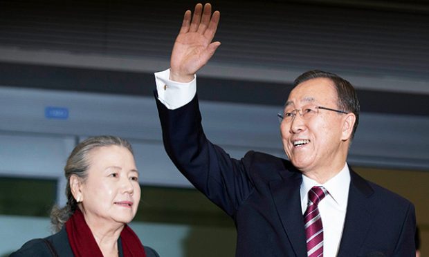 Former U.N. Secretary-General Ban Ki-moon, accompanied by his wife Yoo Soon-taek, waves to supporters upon his arrival at Incheon International Airport, Thursday. Ban returned home after his 10-year service at the international organization amid widespread expectations that he will run for president. / Korea Times Photo by Choi Won-suk 