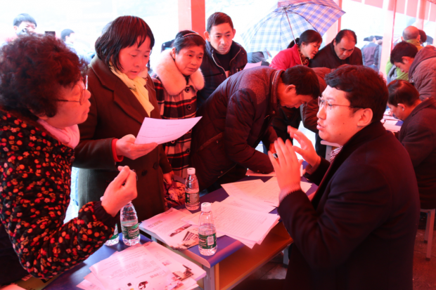 A poverty relief-themed job fair is held in Shandong Province and Fengdu county, Chongqing on Februrary 15. (Photo by Jiang Yunlong from People’s Daily)