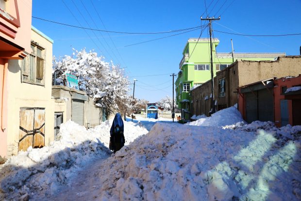 (170206) -- GHAZNI, Feb. 6, 2017 (Xinhua) -- People walk on a street after a heavy snow in eastern Ghazni province, Afghanistan, Feb. 6, 2017. At least 100 people have lost their lives and more than 50 others sustained injuries due to snowfall and freezing weather over the past few days across Afghanistan, local media reported. (Xinhua/Sayed Mominzadah)(gl)