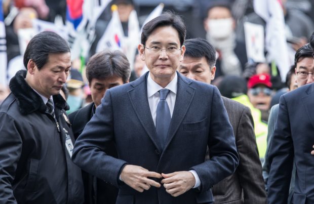 (170216) -- SEOUL, Feb. 16, 2017 (Xinhua) -- Samsung Electronics Vice Chairman Lee Jae-yong (Front) enters a Seoul court for hearings in Seoul, South Korea, on Feb. 16, 2017. The heir apparent of Samsung Group, South Korea's largest family-run conglomerate, on Thursday appeared in hearings at a Seoul court, which will decide whether to issue an arrest warrant for him sought by prosecutors.  (Xinhua/Lee Sang-ho) (zf)