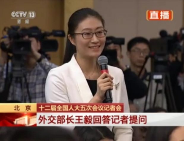 Photo taken shows a female reporter from People’s Daily raising a question to Chinese Foreign Minister Wang Yi at a press conference on the sidelines of the fifth session of the 12th National People’s Congress on March 8, 2017. (TV screenshot)