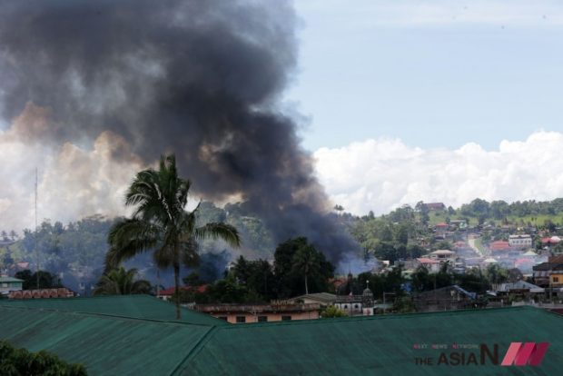 (170602) -- MARAWI CITY, June 2, 2017 (Xinhua) -- Smoke billows from a residential area during an airstrike in Marawi City, Lanao Del Sur Province, the Philippines, June 2, 2017. More elite troops were sent to the besieged Marawi City in the southern Philippines to flush the remaining members of the Maute militant group who are holed up in some parts of the city. (Xinhua/Rouelle Umali) (zcc)