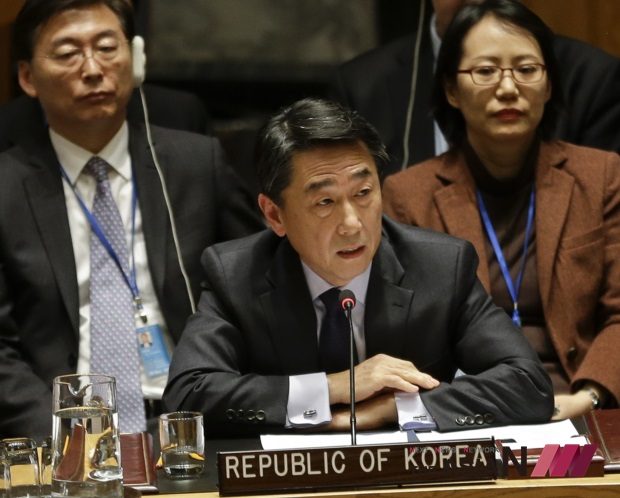 South Korea's ambassador to the United Nations, Oh Joon, speaks during a meeting of the U.N. Security Council Monday, Dec. 22, 2014, at the United Nations headquarters. The U.N. Security Council placed North Korea's bleak human rights situation on its agenda Monday, a groundbreaking step toward possibly holding the nuclear-armed but desperately poor country and leader Kim Jong Un accountable for alleged crimes against humanity. (Photo: AP/NEWSis)