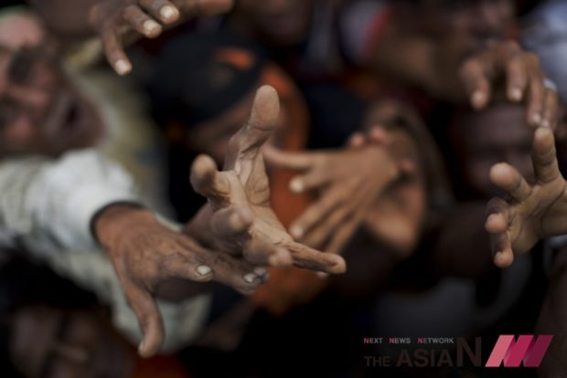 Newly arrived Rohingya stretch out their hands to receive puffed rice food rations donated by local volunteers in Kutupalong, Bangladesh, Saturday, Sept. 9, 2017.  (Photo : AP/NEWSis)