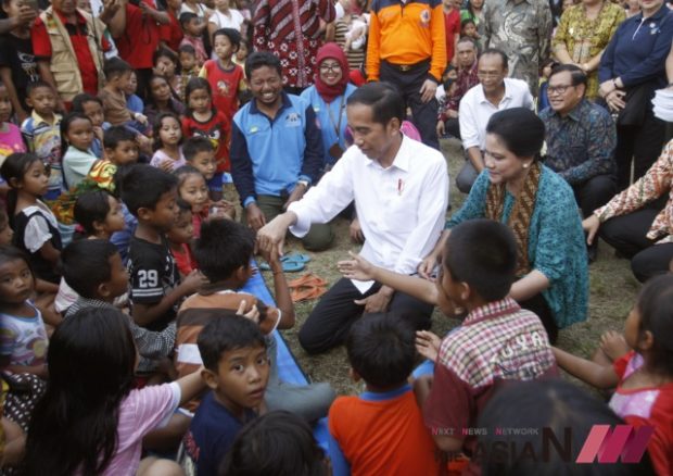 Indonesian President Joko Widodo, center, and his wife Iriana, right, are greeted by children during their visit at a temporary shelter for villagers who were evacuated from their homes on the slope of Mount Agung in Karangasem, Bali, Indonesia, Tuesday, Sept. 26, 2017. Warnings that the volcano on the tourist island will erupt have sparked an exodus of more than 75,000 people that is likely to continue to swell, the country's disaster agency said Tuesday. (Photo : AP/NEWSis)