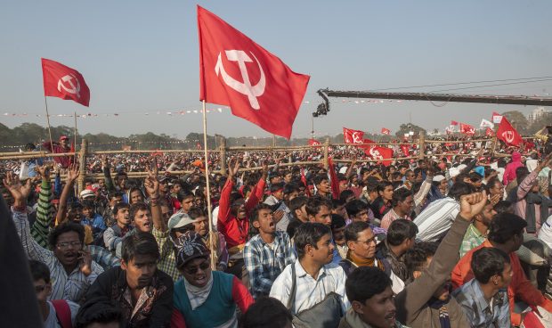(151227) -- KOLKATA, Dec. 27, 2015 (Xinhua) -- Supporters of the Communist Party of India (Marxist) take part in a mass gathering at Brigade Parade Ground in Kolkata, capital of eastern Indian state West Bengal, Dec. 27, 2015. The five-day plenum of the Communist Party of India (Marxist) kicked off with thousands of party supporters gathered here on Sunday. (Xinhua/Tumpa Mondal) (zjy)