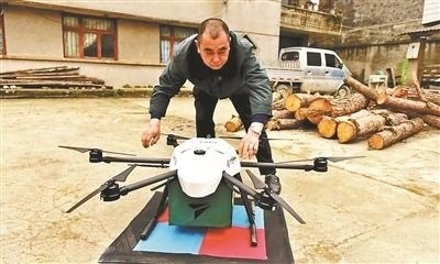A postman tests the drone before it takes off. (Photo from www.cztv.com)