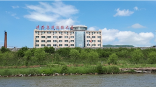 Visitors can see North Korea through Yalu river. The sign says ‘Byeon-gang (riverside) Hotel’