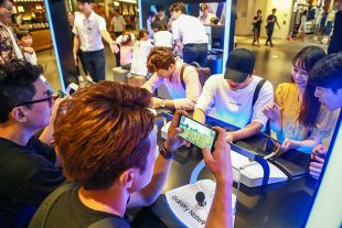 At the game special zone from the Galaxy Studio in COEX Parnas Mall, consumers are playing the game by Galaxy Note9.